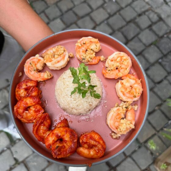 Plato de Camarones A la Diabla y Camarones Al mojo de Ajo